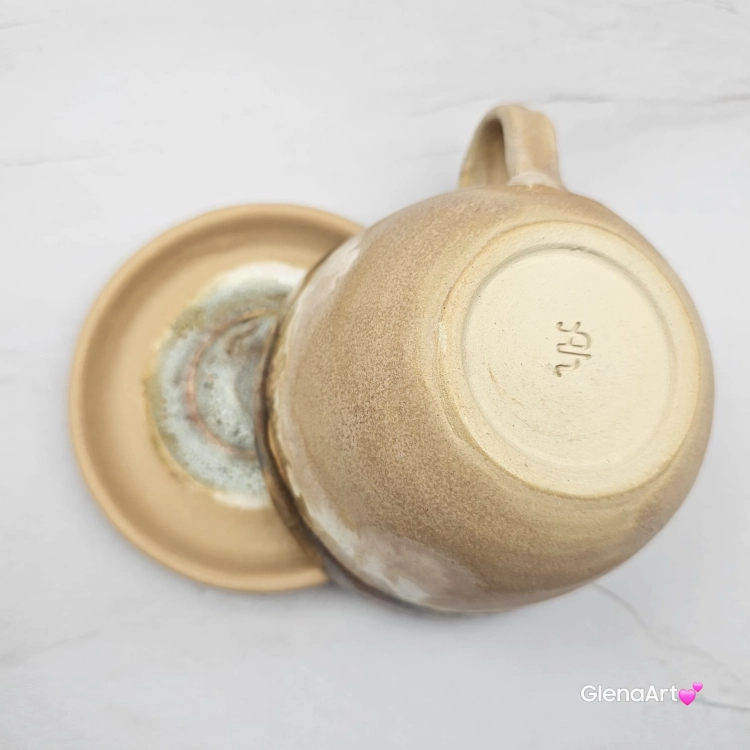 Filiżanka ceramiczna jamnik z czarnym jamniczkiem uroczym ręcznie toczona i malowana filiżanka ze spodkiem przenikające się szkliwa 300 ml z jamnikiem kubek