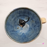 Filiżanka ceramiczna jamnik z czarnym jamniczkiem uroczym ręcznie toczona i malowana filiżanka ze spodkiem przenikające się szkliwa 300 ml z jamnikiem kubek