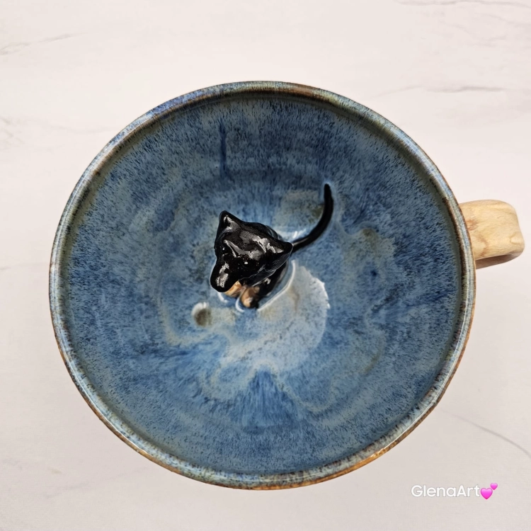Filiżanka ceramiczna jamnik z czarnym jamniczkiem uroczym ręcznie toczona i malowana filiżanka ze spodkiem przenikające się szkliwa 300 ml z jamnikiem kubek