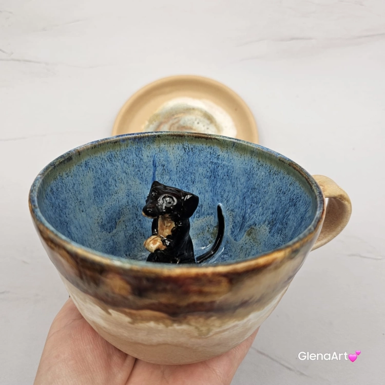 Filiżanka ceramiczna jamnik z czarnym jamniczkiem uroczym ręcznie toczona i malowana filiżanka ze spodkiem przenikające się szkliwa 300 ml z jamnikiem kubek
