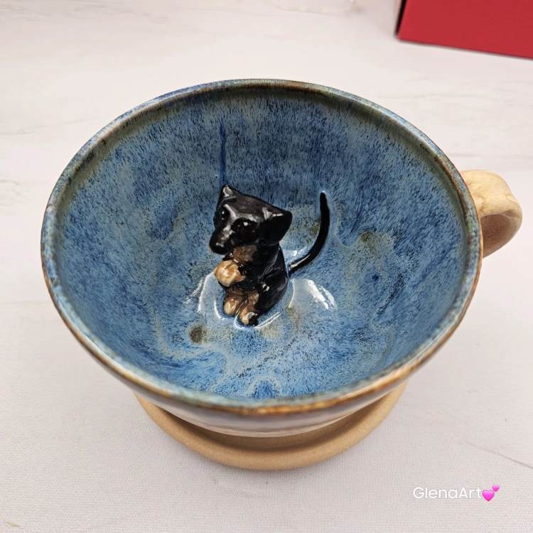 Filiżanka ceramiczna jamnik z czarnym jamniczkiem uroczym ręcznie toczona i malowana filiżanka ze spodkiem przenikające się szkliwa 300 ml z jamnikiem kubek