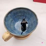 Filiżanka ceramiczna jamnik z czarnym jamniczkiem uroczym ręcznie toczona i malowana filiżanka ze spodkiem przenikające się szkliwa 300 ml z jamnikiem kubek