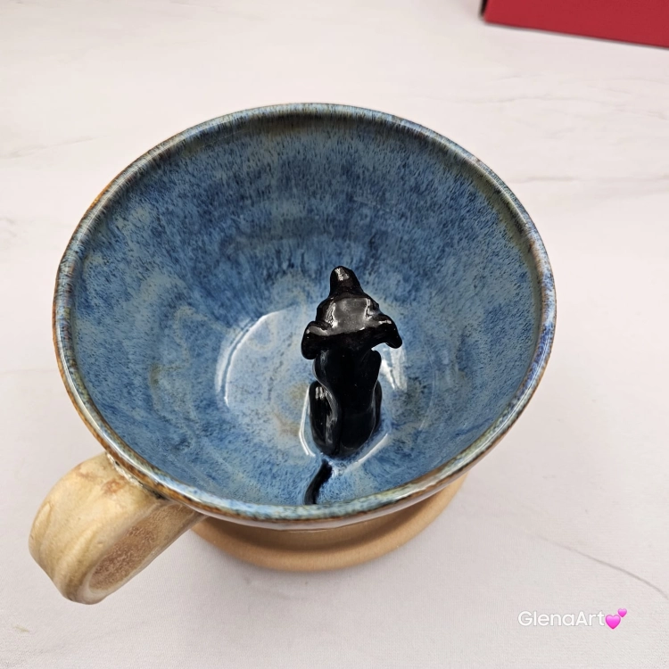 Filiżanka ceramiczna jamnik z czarnym jamniczkiem uroczym ręcznie toczona i malowana filiżanka ze spodkiem przenikające się szkliwa 300 ml z jamnikiem kubek
