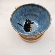 Filiżanka ceramiczna jamnik z czarnym jamniczkiem uroczym ręcznie toczona i malowana filiżanka ze spodkiem przenikające się szkliwa 300 ml z jamnikiem kubek
