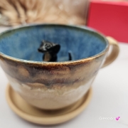 Filiżanka ceramiczna jamnik z czarnym jamniczkiem uroczym ręcznie toczona i malowana filiżanka ze spodkiem przenikające się szkliwa 300 ml z jamnikiem kubek