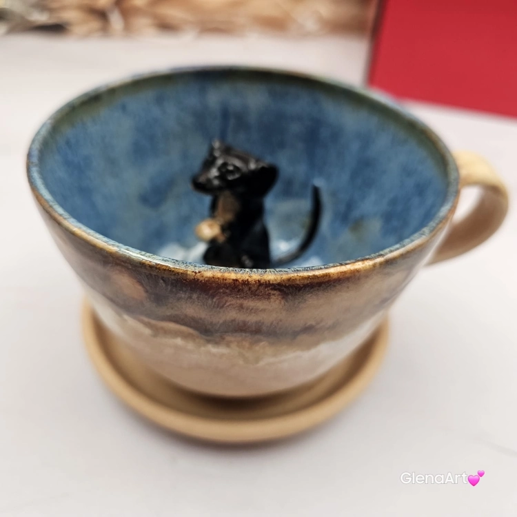 Filiżanka ceramiczna jamnik z czarnym jamniczkiem uroczym ręcznie toczona i malowana filiżanka ze spodkiem przenikające się szkliwa 300 ml z jamnikiem kubek