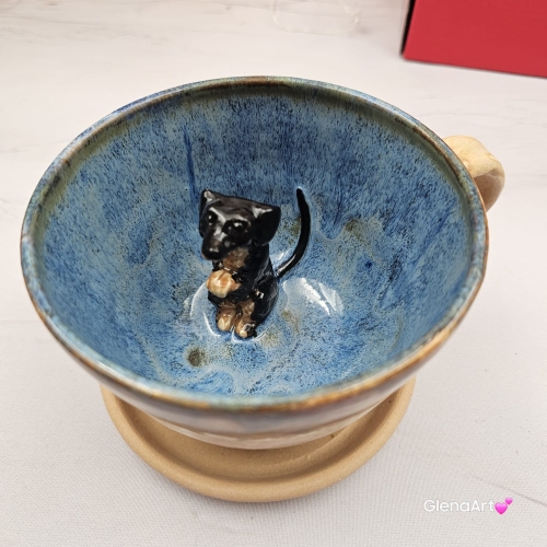 Filiżanka ceramiczna jamnik z czarnym jamniczkiem uroczym ręcznie toczona i malowana filiżanka ze spodkiem przenikające się szkliwa 300 ml z jamnikiem kubek