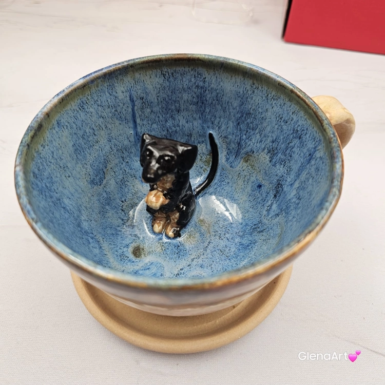 Filiżanka ceramiczna jamnik z czarnym jamniczkiem uroczym ręcznie toczona i malowana filiżanka ze spodkiem przenikające się szkliwa 300 ml z jamnikiem kubek