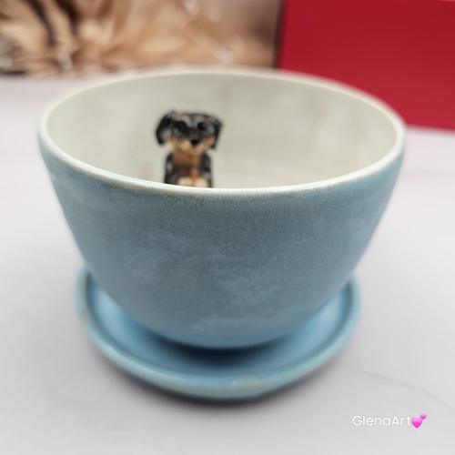 Filiżanka ceramiczna jamnik błękitna z czarnym jamniczkiem uroczym ręcznie toczona i malowana filiżanka ze spodkiem przenikające się szkliwa 300 ml z jamnikiem kubek