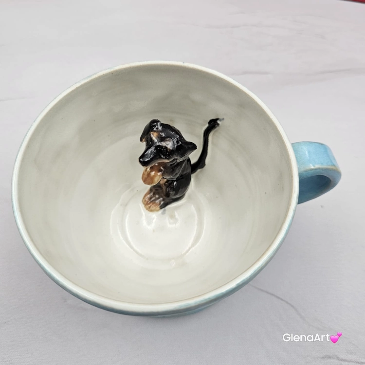 Filiżanka ceramiczna jamnik błękitna z czarnym jamniczkiem uroczym ręcznie toczona i malowana filiżanka ze spodkiem przenikające się szkliwa 300 ml z jamnikiem kubek