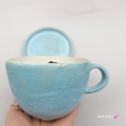 Filiżanka ceramiczna jamnik błękitna z czarnym jamniczkiem uroczym ręcznie toczona i malowana filiżanka ze spodkiem przenikające się szkliwa 300 ml z jamnikiem kubek