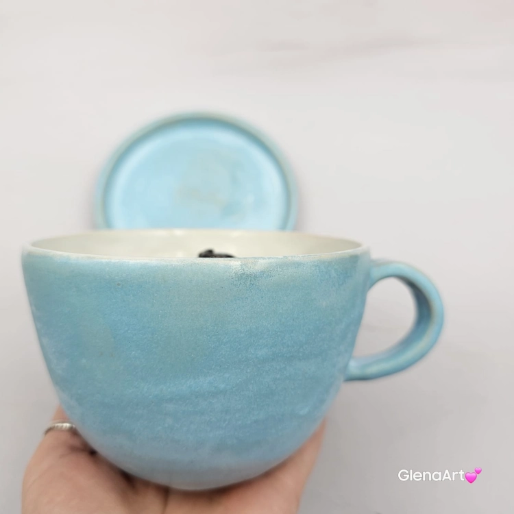 Filiżanka ceramiczna jamnik błękitna z czarnym jamniczkiem uroczym ręcznie toczona i malowana filiżanka ze spodkiem przenikające się szkliwa 300 ml z jamnikiem kubek