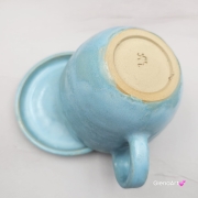 Filiżanka ceramiczna jamnik błękitna z czarnym jamniczkiem uroczym ręcznie toczona i malowana filiżanka ze spodkiem przenikające się szkliwa 300 ml z jamnikiem kubek
