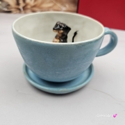 Filiżanka ceramiczna jamnik błękitna z czarnym jamniczkiem uroczym ręcznie toczona i malowana filiżanka ze spodkiem przenikające się szkliwa 300 ml z jamnikiem kubek