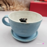 Filiżanka ceramiczna jamnik błękitna z czarnym jamniczkiem uroczym ręcznie toczona i malowana filiżanka ze spodkiem przenikające się szkliwa 300 ml z jamnikiem kubek