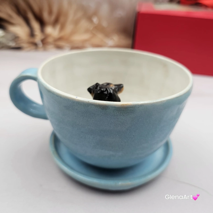 Filiżanka ceramiczna jamnik błękitna z czarnym jamniczkiem uroczym ręcznie toczona i malowana filiżanka ze spodkiem przenikające się szkliwa 300 ml z jamnikiem kubek