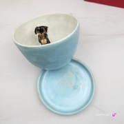 Filiżanka ceramiczna jamnik błękitna z czarnym jamniczkiem uroczym ręcznie toczona i malowana filiżanka ze spodkiem przenikające się szkliwa 300 ml z jamnikiem kubek