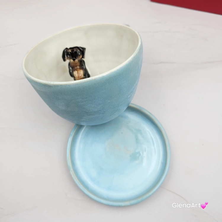 Filiżanka ceramiczna jamnik błękitna z czarnym jamniczkiem uroczym ręcznie toczona i malowana filiżanka ze spodkiem przenikające się szkliwa 300 ml z jamnikiem kubek