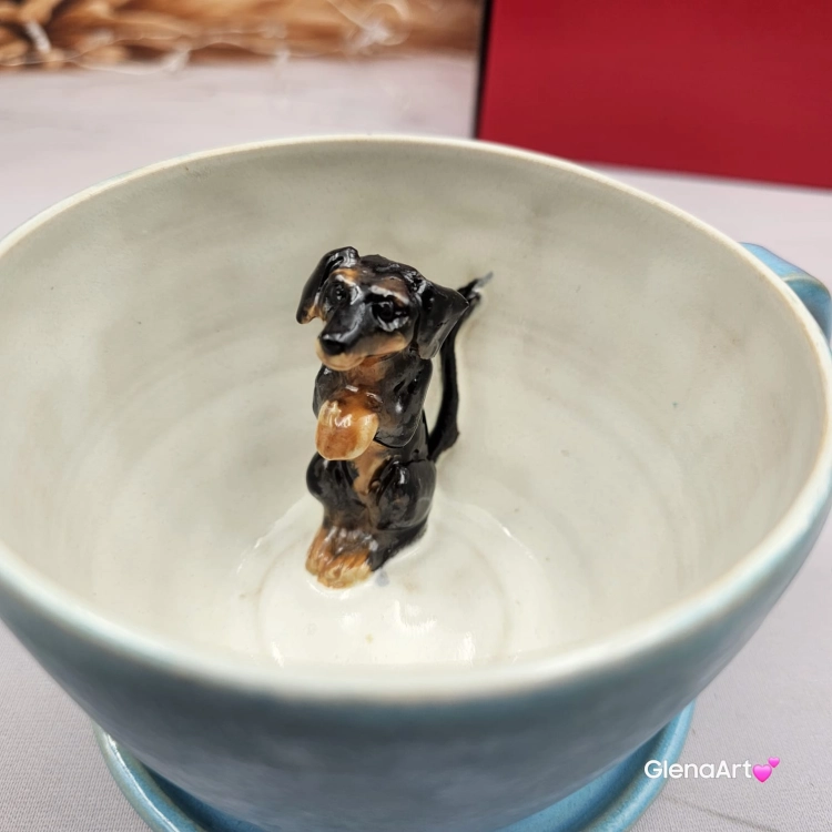 Filiżanka ceramiczna jamnik błękitna z czarnym jamniczkiem uroczym ręcznie toczona i malowana filiżanka ze spodkiem przenikające się szkliwa 300 ml z jamnikiem kubek