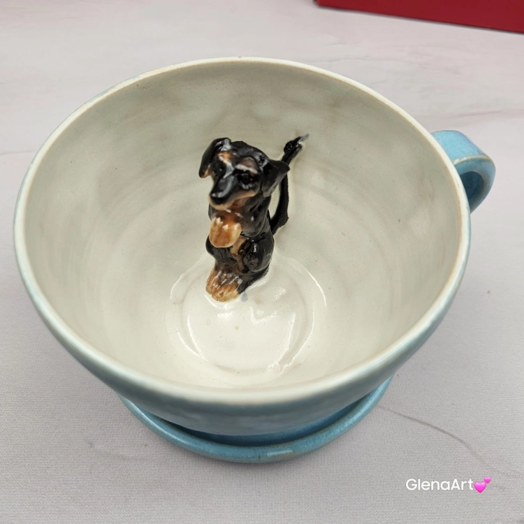 Filiżanka ceramiczna jamnik błękitna z czarnym jamniczkiem uroczym ręcznie toczona i malowana filiżanka ze spodkiem przenikające się szkliwa 300 ml z jamnikiem kubek