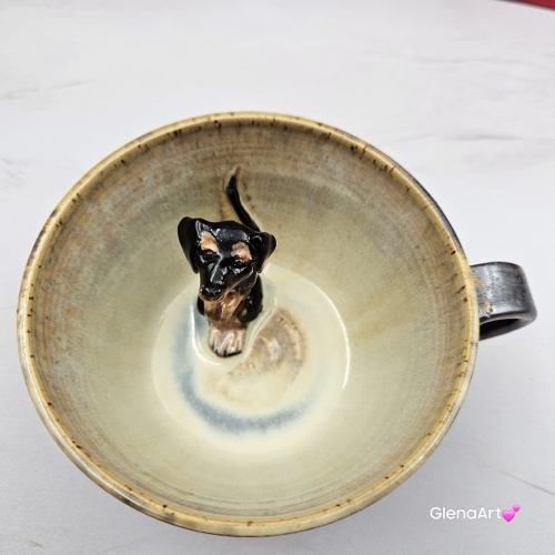 Filiżanka ceramiczna jamnik serdel złoto-brązowa z czarnym jamniczkiem uroczym ręcznie toczona i malowana filiżanka ze spodkiem przenikające się szkliwa 300 ml z jamnikiem kubek beżowy wewnątrz