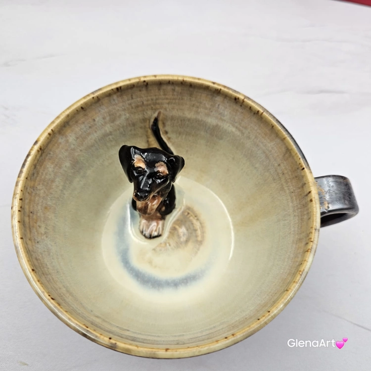 Filiżanka ceramiczna jamnik serdel złoto-brązowa z czarnym jamniczkiem uroczym ręcznie toczona i malowana filiżanka ze spodkiem przenikające się szkliwa 300 ml z jamnikiem kubek beżowy wewnątrz