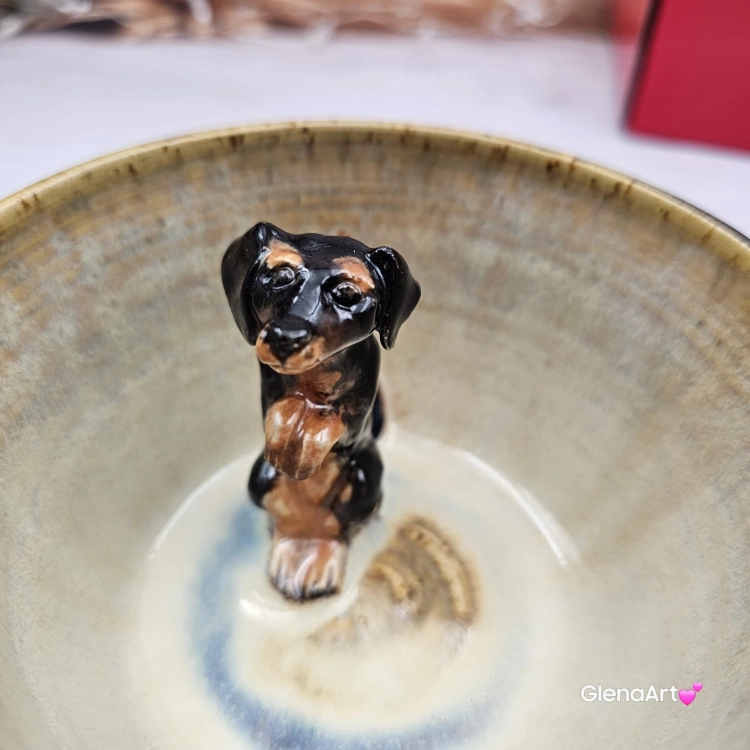Filiżanka ceramiczna jamnik serdel złoto-brązowa z czarnym jamniczkiem uroczym ręcznie toczona i malowana filiżanka ze spodkiem przenikające się szkliwa 300 ml z jamnikiem kubek beżowy wewnątrz