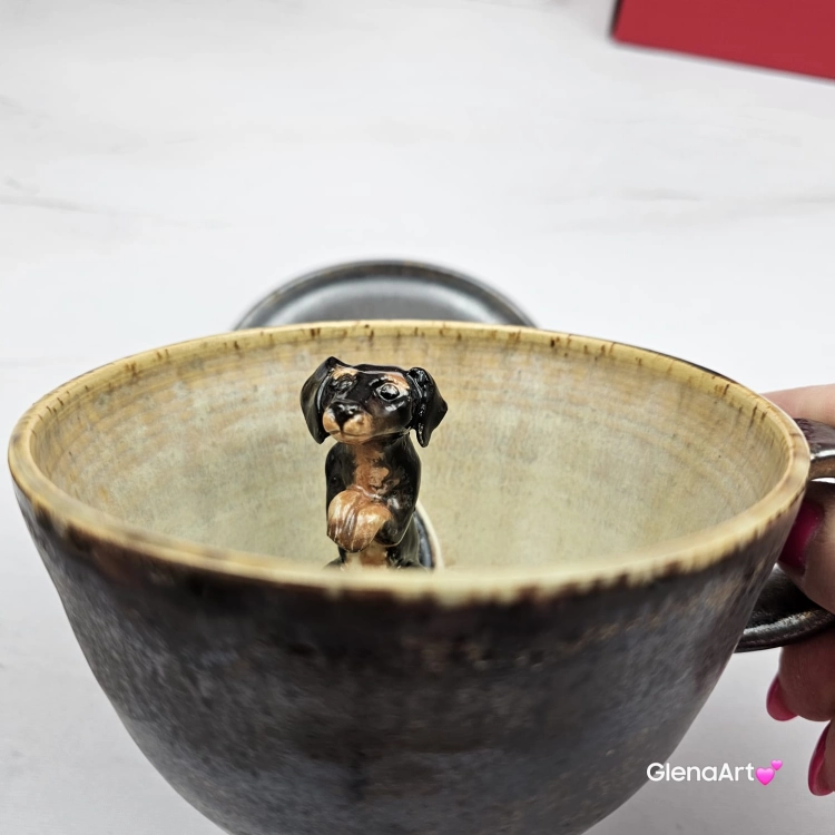 Filiżanka ceramiczna jamnik serdel złoto-brązowa z czarnym jamniczkiem uroczym ręcznie toczona i malowana filiżanka ze spodkiem przenikające się szkliwa 300 ml z jamnikiem kubek beżowy wewnątrz