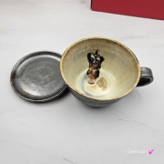 Filiżanka ceramiczna jamnik serdel złoto-brązowa z czarnym jamniczkiem uroczym ręcznie toczona i malowana filiżanka ze spodkiem przenikające się szkliwa 300 ml z jamnikiem kubek beżowy wewnątrz