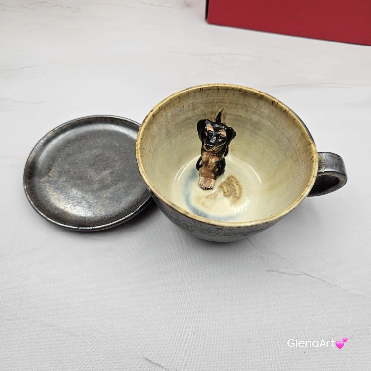 Filiżanka ceramiczna jamnik serdel złoto-brązowa z czarnym jamniczkiem uroczym ręcznie toczona i malowana filiżanka ze spodkiem przenikające się szkliwa 300 ml z jamnikiem kubek beżowy wewnątrz