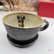 Filiżanka ceramiczna jamnik serdel złoto-brązowa z czarnym jamniczkiem uroczym ręcznie toczona i malowana filiżanka ze spodkiem przenikające się szkliwa 300 ml z jamnikiem kubek beżowy wewnątrz