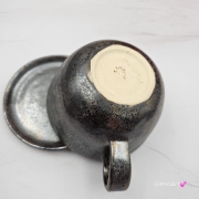 Filiżanka ceramiczna jamnik serdel złoto-brązowa z czarnym jamniczkiem uroczym ręcznie toczona i malowana filiżanka ze spodkiem przenikające się szkliwa 300 ml z jamnikiem kubek beżowy wewnątrz