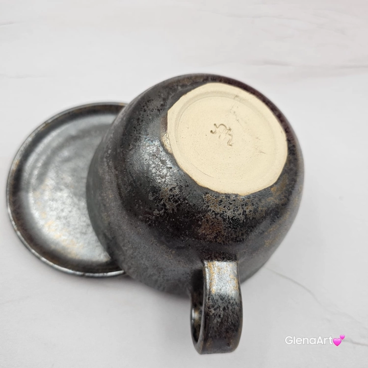 Filiżanka ceramiczna jamnik serdel złoto-brązowa z czarnym jamniczkiem uroczym ręcznie toczona i malowana filiżanka ze spodkiem przenikające się szkliwa 300 ml z jamnikiem kubek beżowy wewnątrz