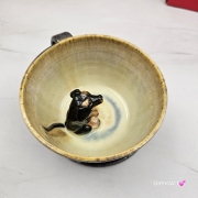 Filiżanka ceramiczna jamnik serdel złoto-brązowa z czarnym jamniczkiem uroczym ręcznie toczona i malowana filiżanka ze spodkiem przenikające się szkliwa 300 ml z jamnikiem kubek beżowy wewnątrz