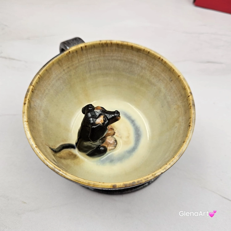 Filiżanka ceramiczna jamnik serdel złoto-brązowa z czarnym jamniczkiem uroczym ręcznie toczona i malowana filiżanka ze spodkiem przenikające się szkliwa 300 ml z jamnikiem kubek beżowy wewnątrz