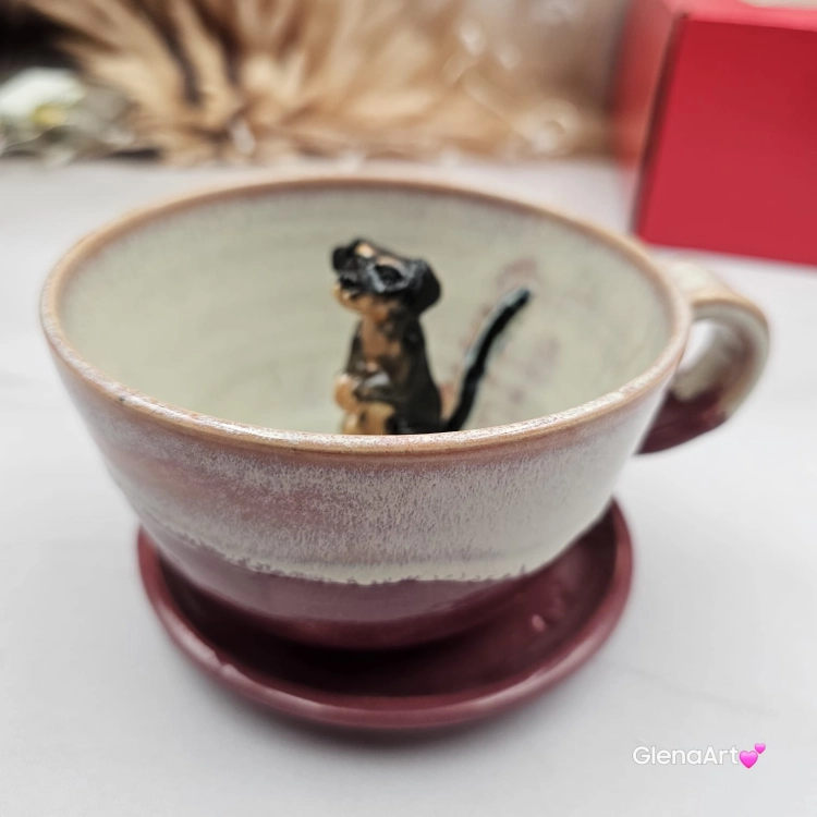 Filiżanka ceramiczna jamnik serdel filiżanka bordowo-fioletowa-beżowa z czarnym jamniczkiem uroczym ręcznie toczona i malowana filiżanka ze spodkiem przenikające się szkliwa 300 ml z jamnikiem kubek z jamnikiem