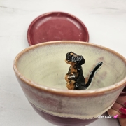 Filiżanka ceramiczna jamnik serdel filiżanka bordowo-fioletowa-beżowa z czarnym jamniczkiem uroczym ręcznie toczona i malowana filiżanka ze spodkiem przenikające się szkliwa 300 ml z jamnikiem kubek z jamnikiem