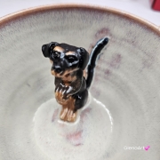 Filiżanka ceramiczna jamnik serdel filiżanka bordowo-fioletowa-beżowa z czarnym jamniczkiem uroczym ręcznie toczona i malowana filiżanka ze spodkiem przenikające się szkliwa 300 ml z jamnikiem kubek z jamnikiem