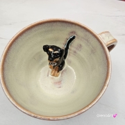 Filiżanka ceramiczna jamnik serdel filiżanka bordowo-fioletowa-beżowa z czarnym jamniczkiem uroczym ręcznie toczona i malowana filiżanka ze spodkiem przenikające się szkliwa 300 ml z jamnikiem kubek z jamnikiem