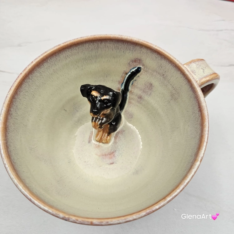 Filiżanka ceramiczna jamnik serdel filiżanka bordowo-fioletowa-beżowa z czarnym jamniczkiem uroczym ręcznie toczona i malowana filiżanka ze spodkiem przenikające się szkliwa 300 ml z jamnikiem kubek z jamnikiem