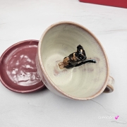 Filiżanka ceramiczna jamnik serdel filiżanka bordowo-fioletowa-beżowa z czarnym jamniczkiem uroczym ręcznie toczona i malowana filiżanka ze spodkiem przenikające się szkliwa 300 ml z jamnikiem kubek z jamnikiem