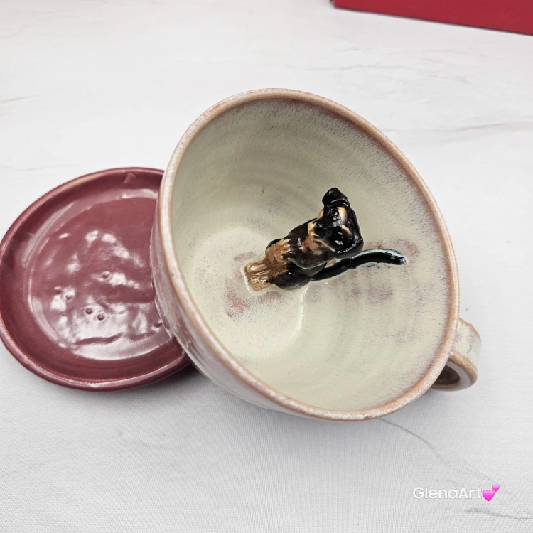 Filiżanka ceramiczna jamnik serdel filiżanka bordowo-fioletowa-beżowa z czarnym jamniczkiem uroczym ręcznie toczona i malowana filiżanka ze spodkiem przenikające się szkliwa 300 ml z jamnikiem kubek z jamnikiem
