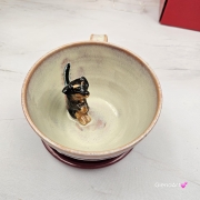 Filiżanka ceramiczna jamnik serdel filiżanka bordowo-fioletowa-beżowa z czarnym jamniczkiem uroczym ręcznie toczona i malowana filiżanka ze spodkiem przenikające się szkliwa 300 ml z jamnikiem kubek z jamnikiem
