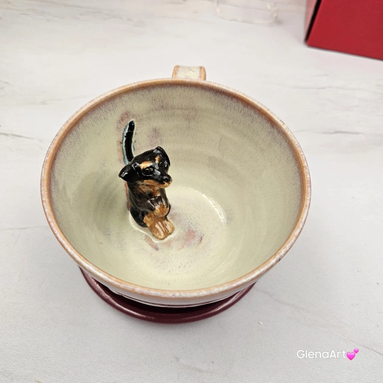 Filiżanka ceramiczna jamnik serdel filiżanka bordowo-fioletowa-beżowa z czarnym jamniczkiem uroczym ręcznie toczona i malowana filiżanka ze spodkiem przenikające się szkliwa 300 ml z jamnikiem kubek z jamnikiem