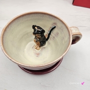 Filiżanka ceramiczna jamnik serdel filiżanka bordowo-fioletowa-beżowa z czarnym jamniczkiem uroczym ręcznie toczona i malowana filiżanka ze spodkiem przenikające się szkliwa 300 ml z jamnikiem kubek z jamnikiem