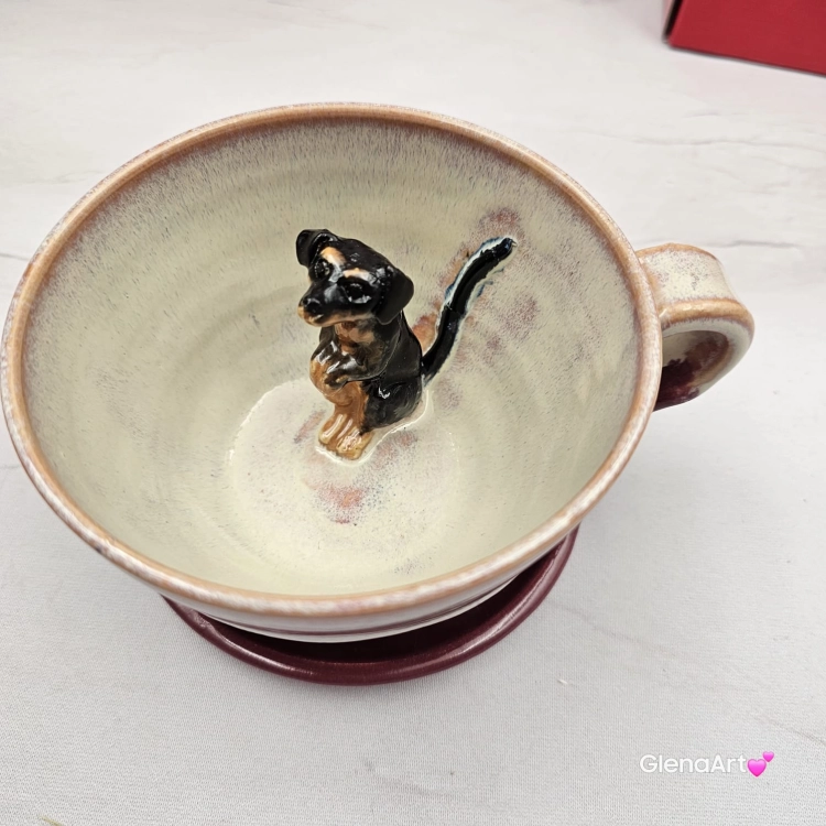 Filiżanka ceramiczna jamnik serdel filiżanka bordowo-fioletowa-beżowa z czarnym jamniczkiem uroczym ręcznie toczona i malowana filiżanka ze spodkiem przenikające się szkliwa 300 ml z jamnikiem kubek z jamnikiem