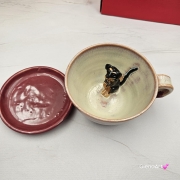 Filiżanka ceramiczna jamnik serdel filiżanka bordowo-fioletowa-beżowa z czarnym jamniczkiem uroczym ręcznie toczona i malowana filiżanka ze spodkiem przenikające się szkliwa 300 ml z jamnikiem kubek z jamnikiem
