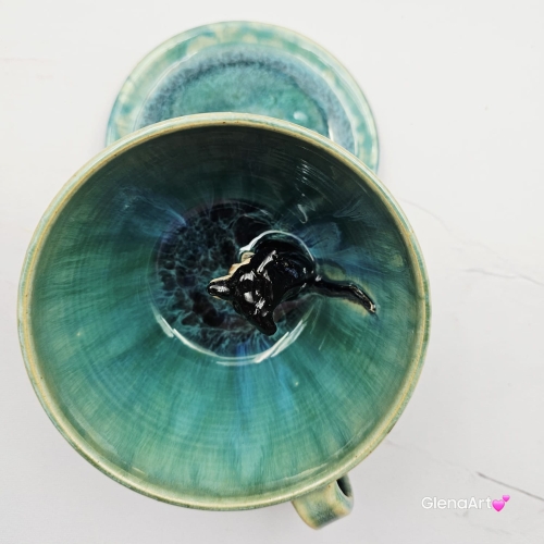 Filiżanka turkusowa ceramiczna jamnik serdel filiżanka z czarnym jamniczkiem turkusowe jeziorko i uroczym jamniczkiem ręcznie toczona i malowana filiżanka ze spodkiem przenikające się szkliwa 300 ml z jamnikiem kubek z jamnikiem