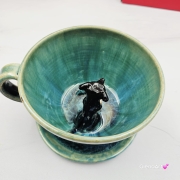 Filiżanka turkusowa ceramiczna jamnik serdel filiżanka z czarnym jamniczkiem turkusowe jeziorko i uroczym jamniczkiem ręcznie toczona i malowana filiżanka ze spodkiem przenikające się szkliwa 300 ml z jamnikiem kubek z jamnikiem