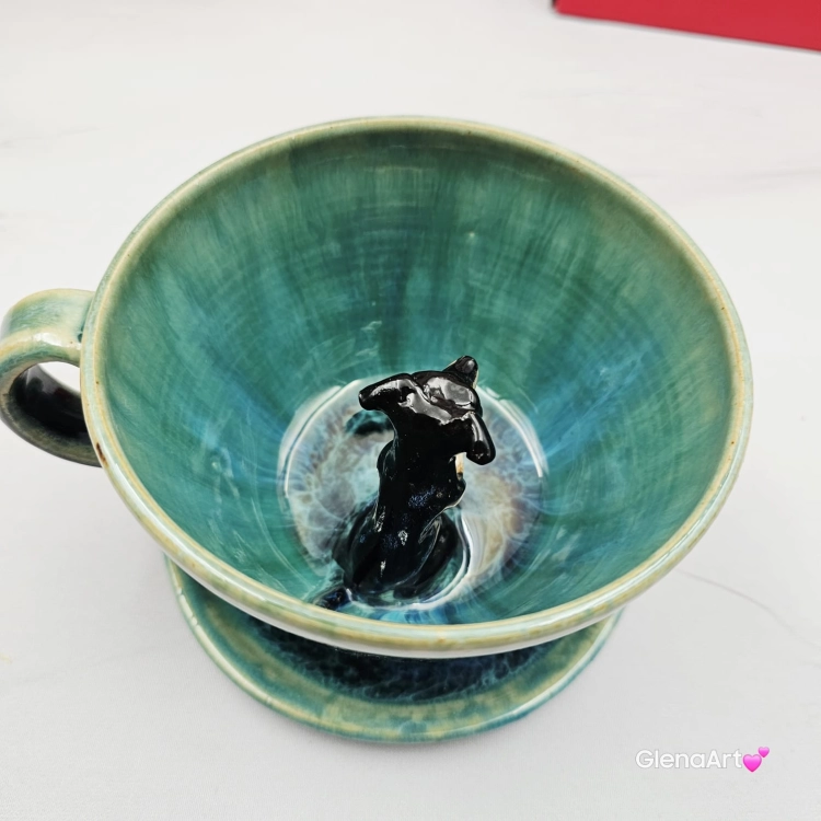 Filiżanka turkusowa ceramiczna jamnik serdel filiżanka z czarnym jamniczkiem turkusowe jeziorko i uroczym jamniczkiem ręcznie toczona i malowana filiżanka ze spodkiem przenikające się szkliwa 300 ml z jamnikiem kubek z jamnikiem
